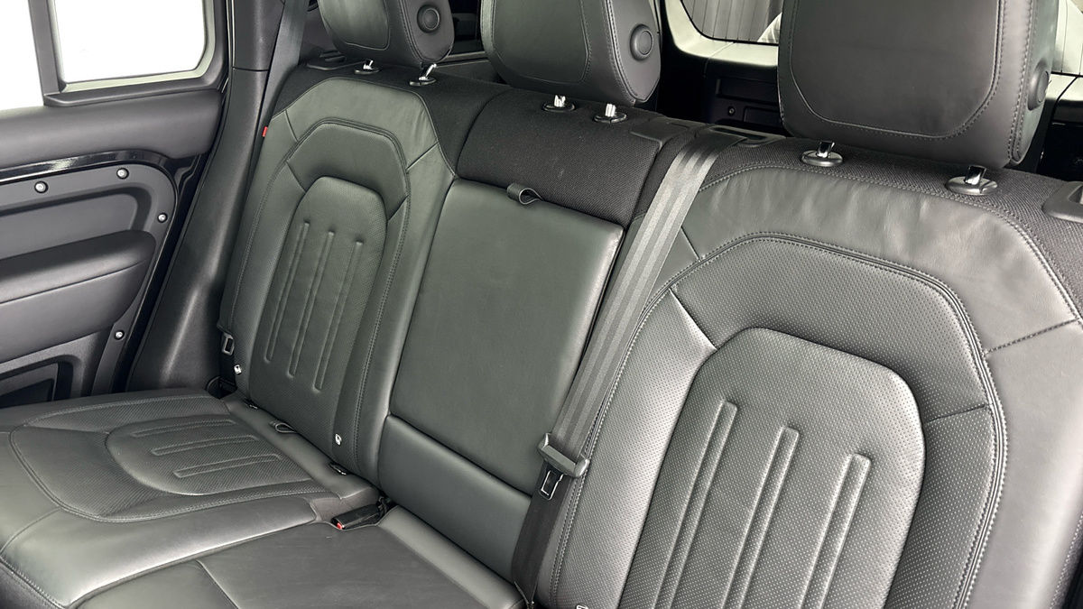 Land Rover Defender 110 Image 8