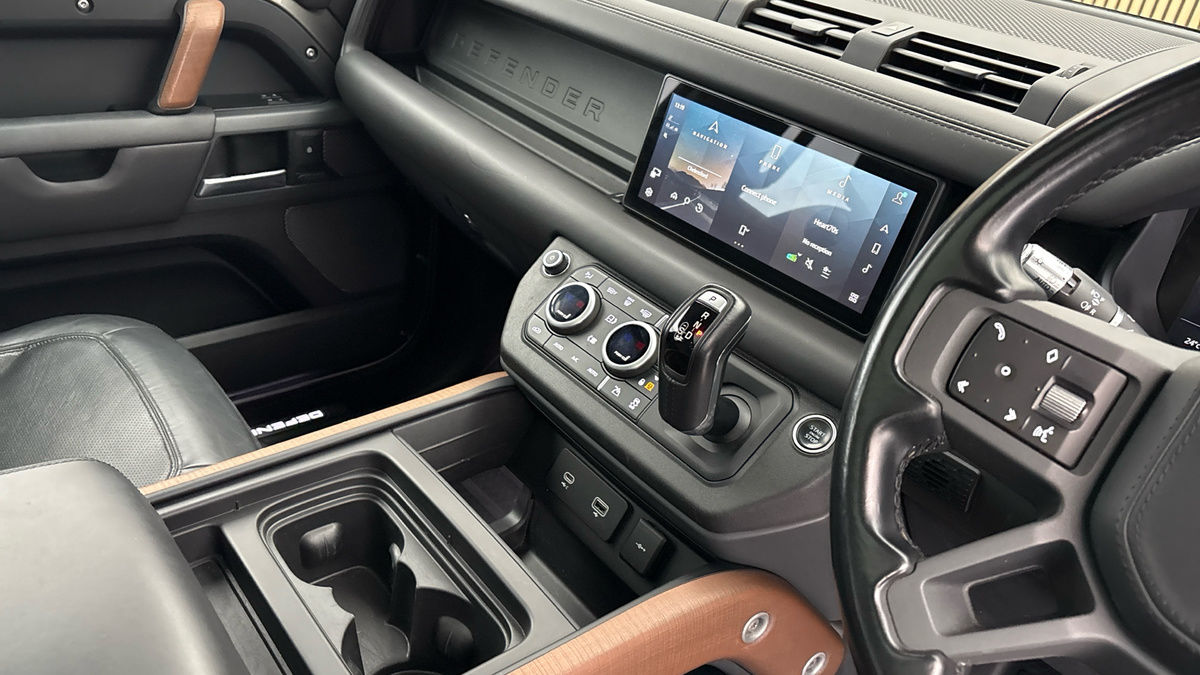 Land Rover Defender 110 Image 18