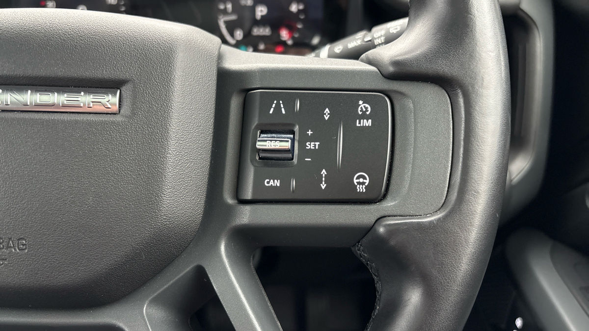 Land Rover Defender 110 Image 14