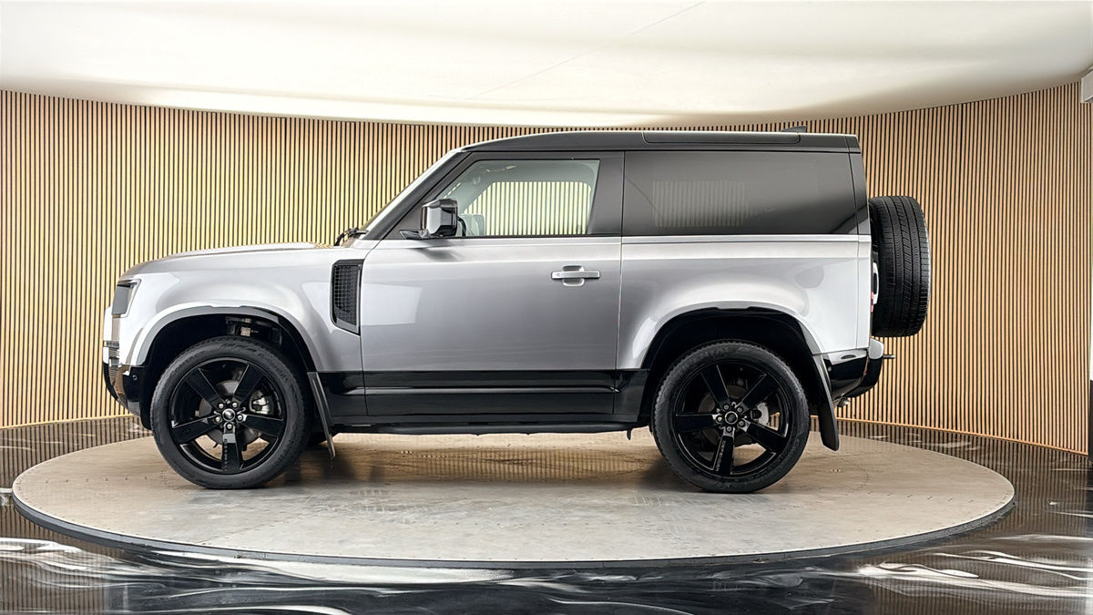 Land Rover Defender 90 Image 15
