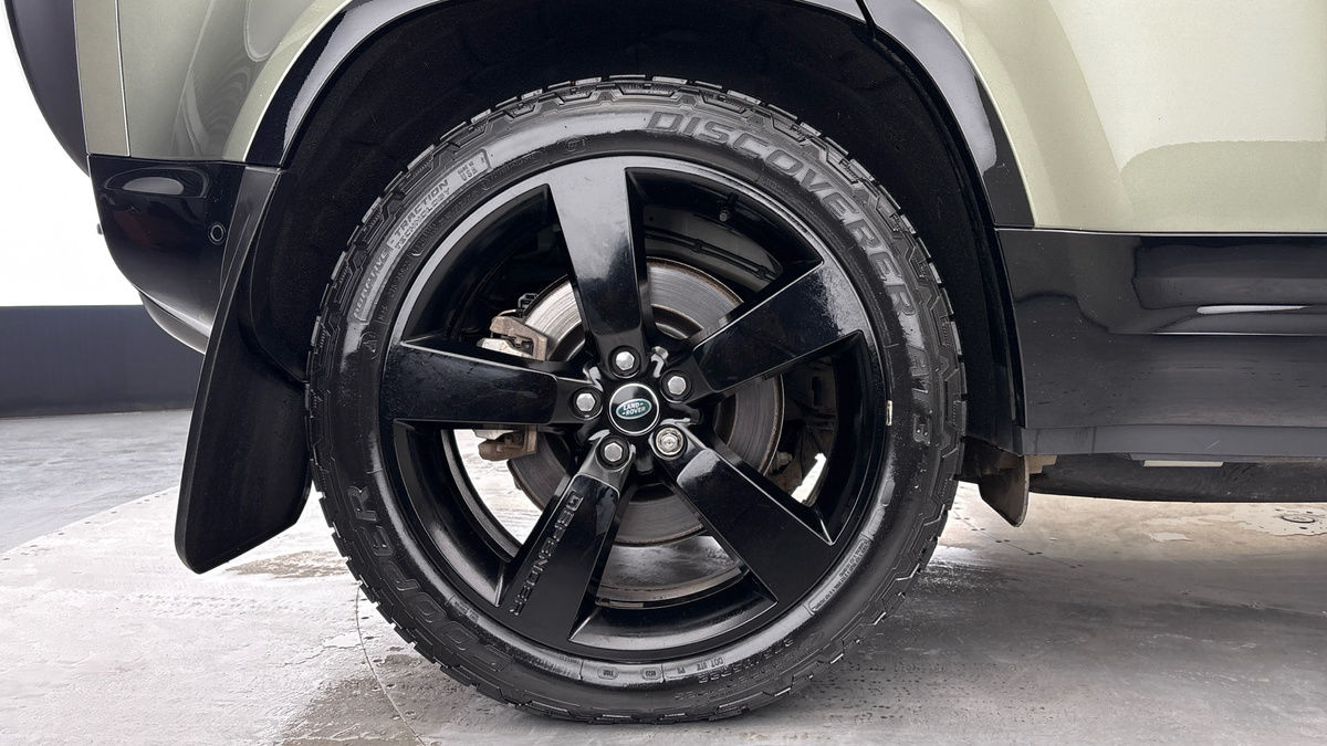 Land Rover Defender 110 Image 10