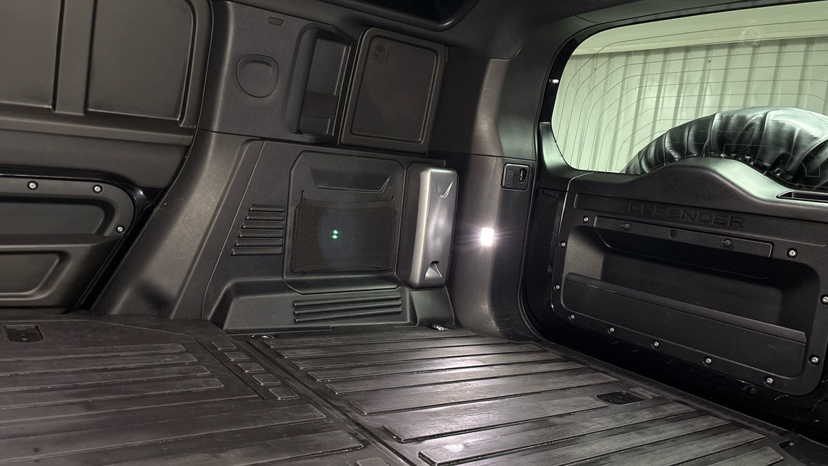 Land Rover Defender 110 Image 8