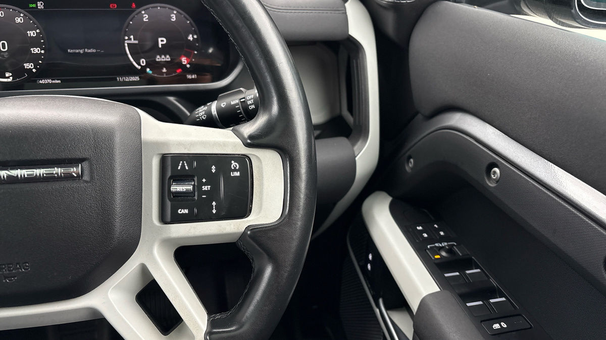 Land Rover Defender 110 Image 14