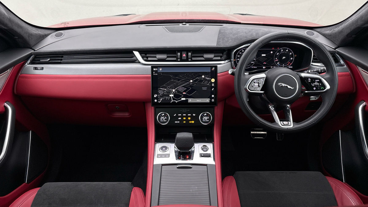 Jaguar F-PACE Image 12