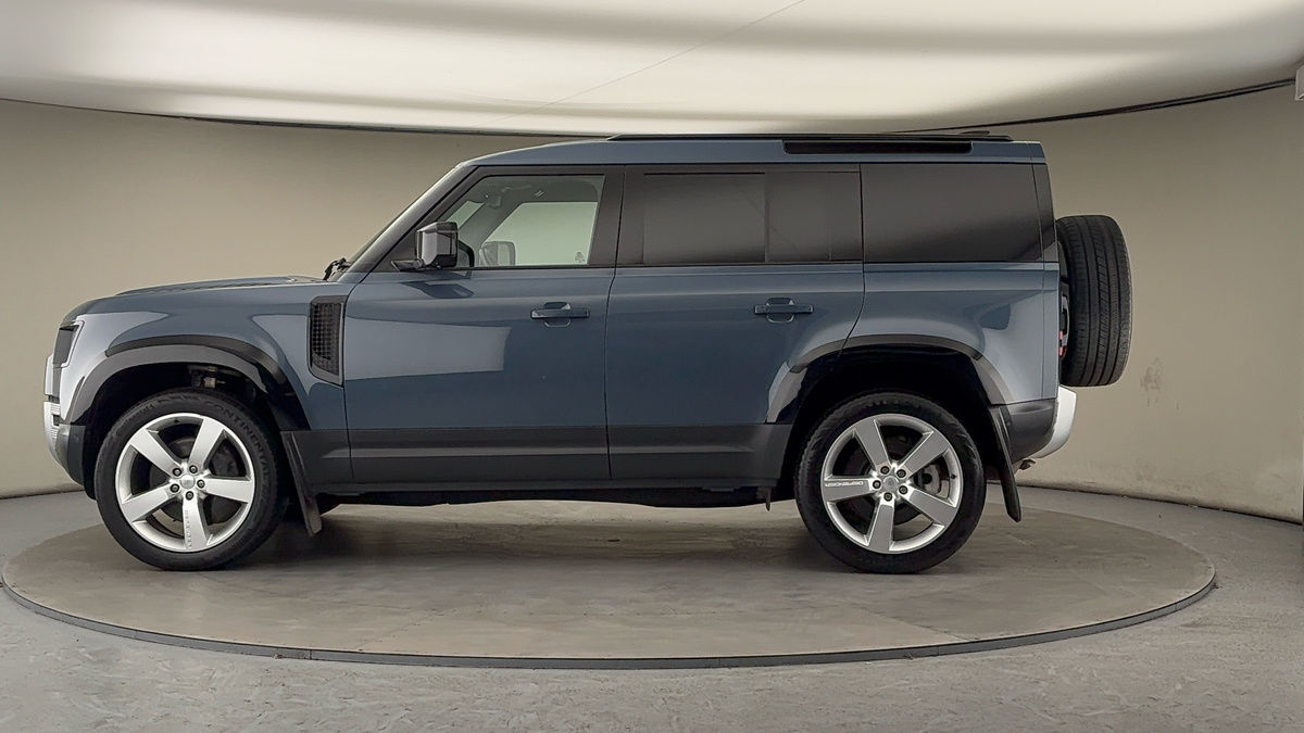 Land Rover Defender 110 Image 15