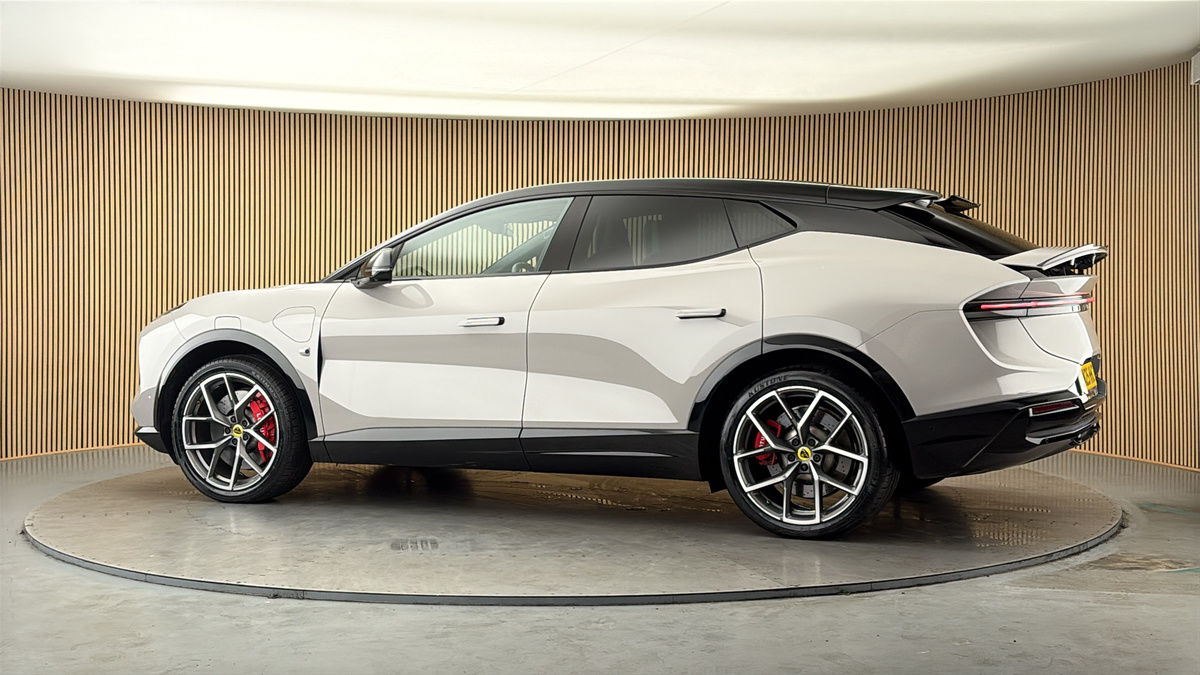 More views of Lotus Eletre
