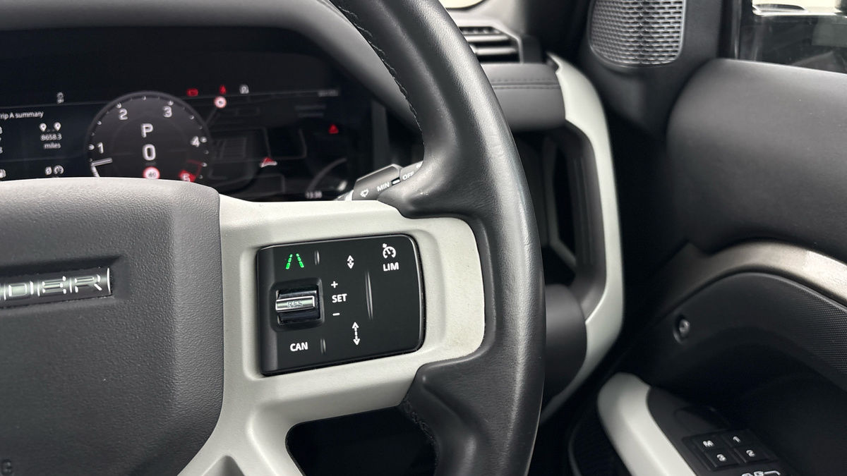 Land Rover Defender 110 Image 14