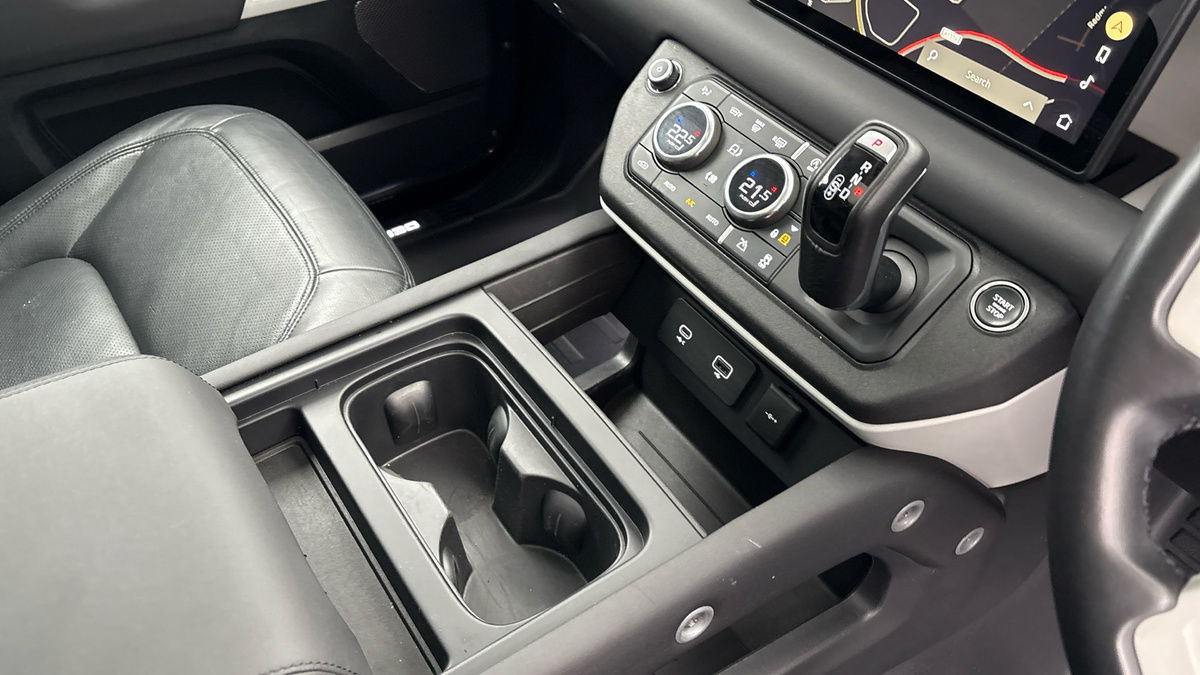 Land Rover Defender 110 Image 18