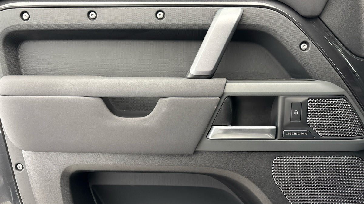 Land Rover Defender 110 Image 19