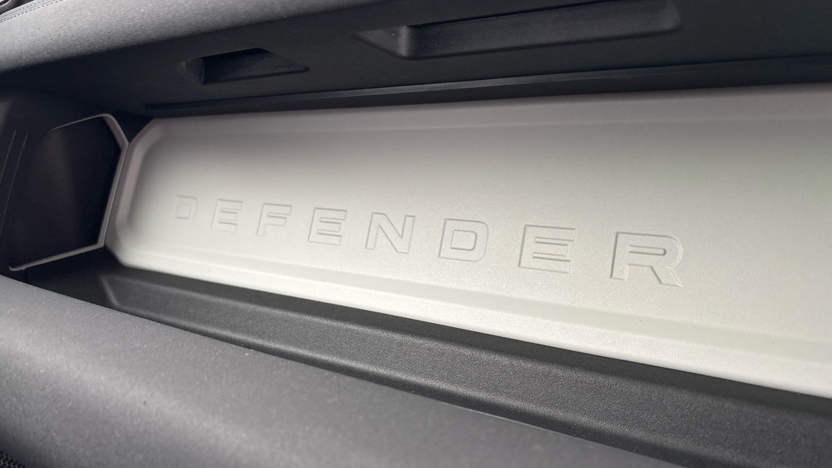 Land Rover Defender 130 Image 31