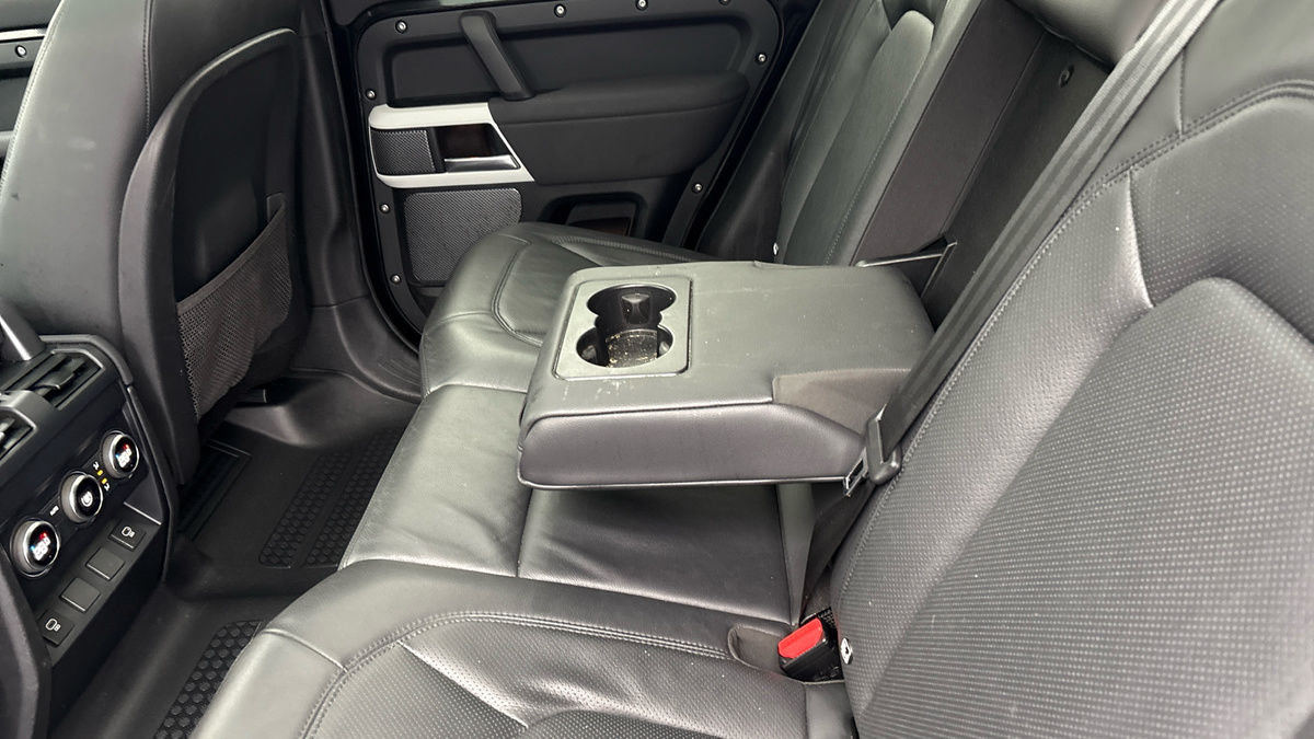 Land Rover Defender 110 Image 9