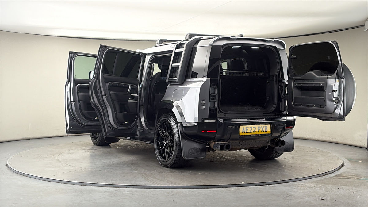 Land Rover Defender 110 Image 23