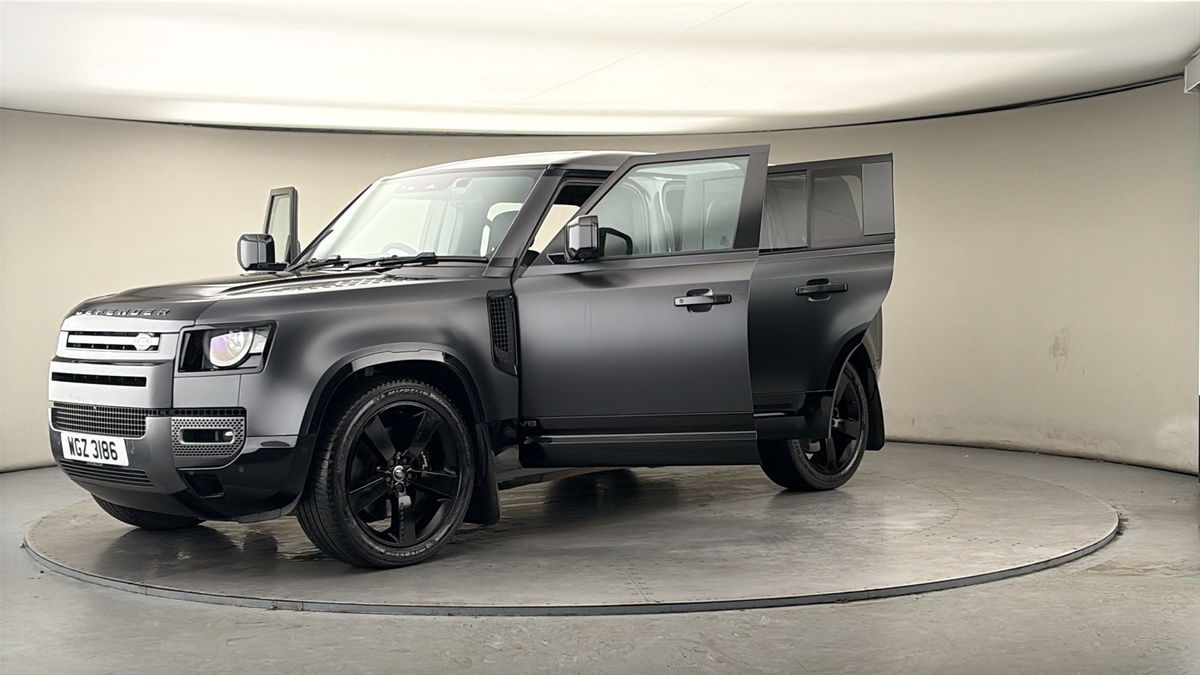 Land Rover Defender 110 Image 22