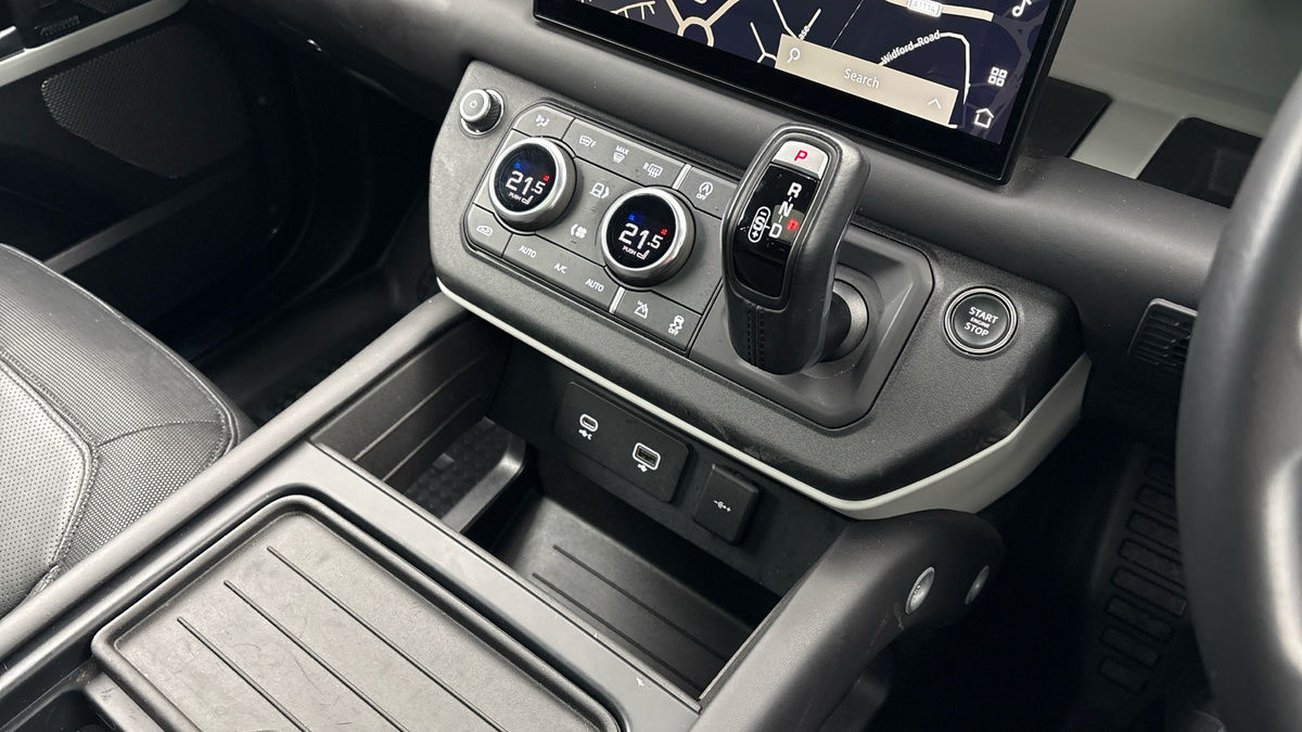 Land Rover Defender 110 Image 18