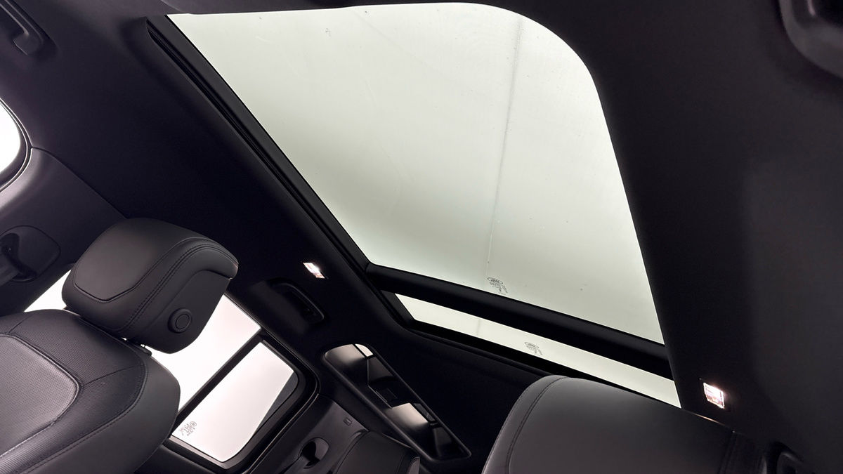 Land Rover Defender 110 Image 6