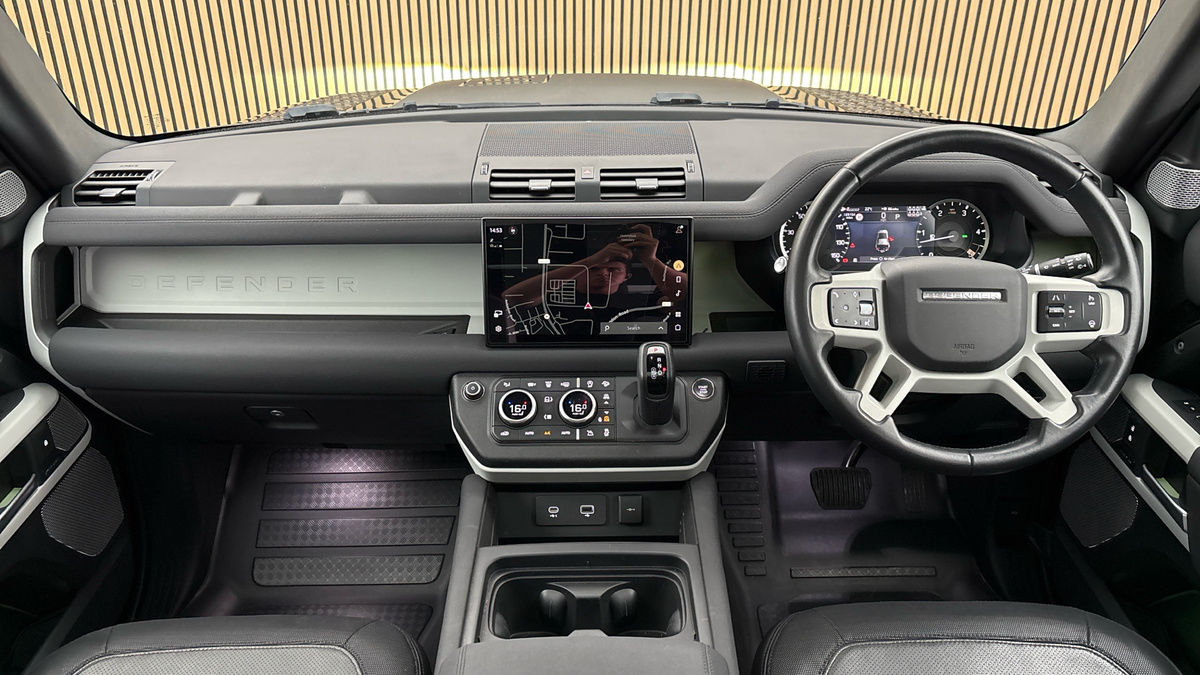 Land Rover Defender 130 Image 12