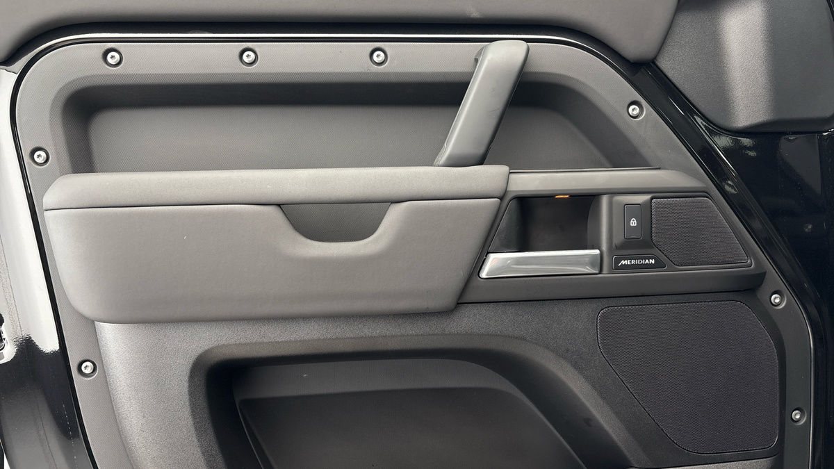 Land Rover Defender 110 Urban Image 19