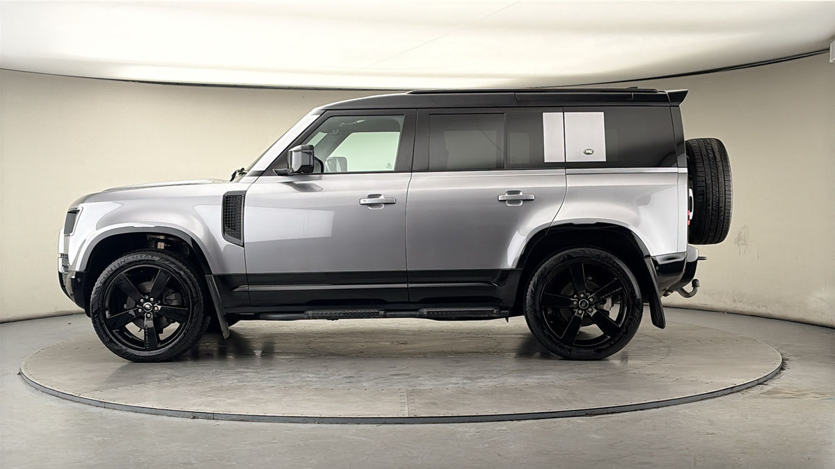 Land Rover Defender 110 Image 15