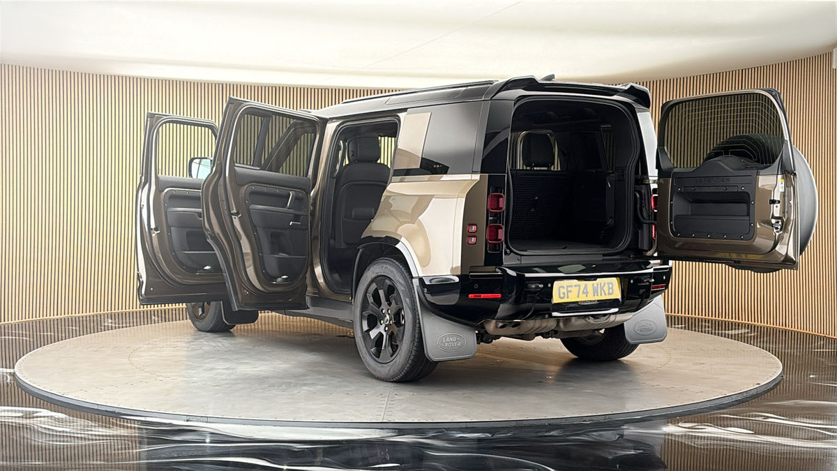 Land Rover Defender 110 Image 23