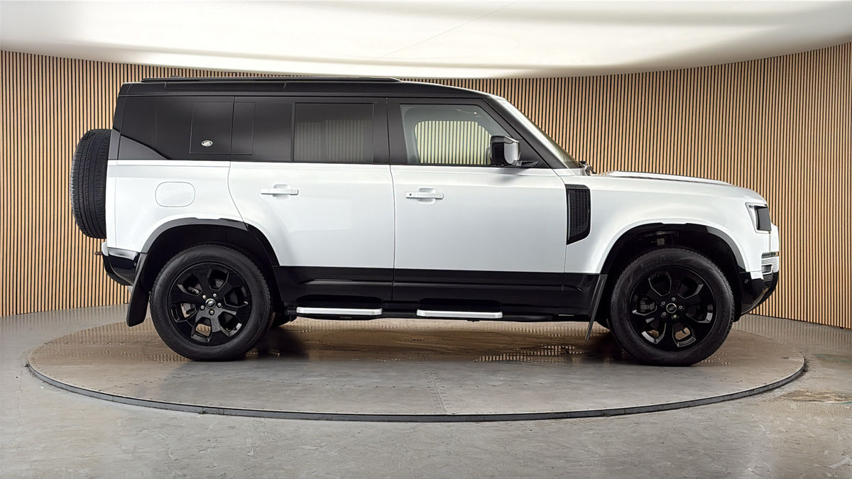 Land Rover Defender 110 Image 16