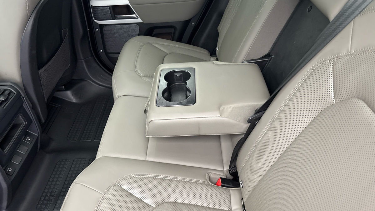 Land Rover Defender 110 Image 9