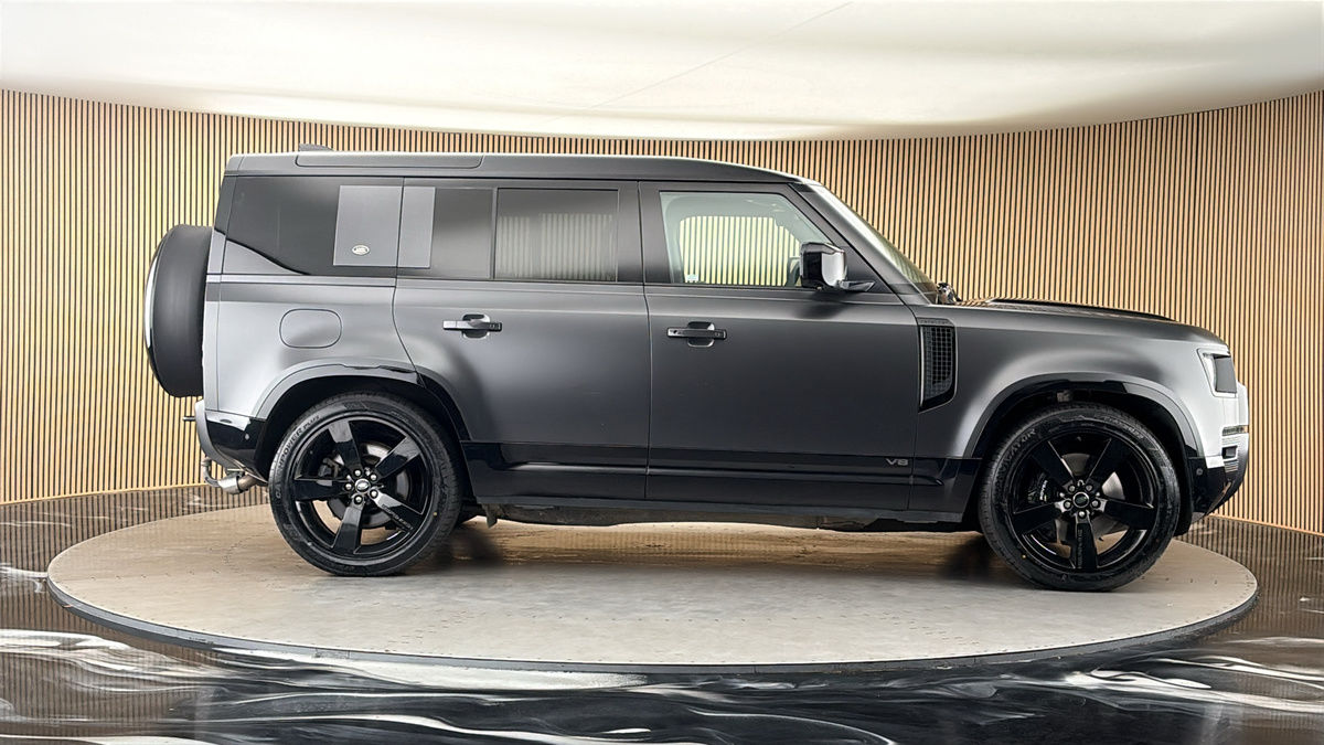 Land Rover Defender 110 Image 16