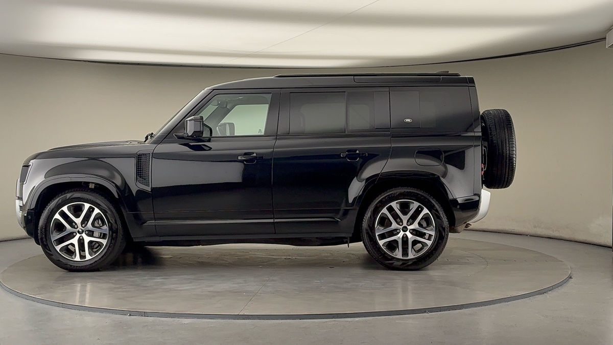 Land Rover Defender 110 Image 15