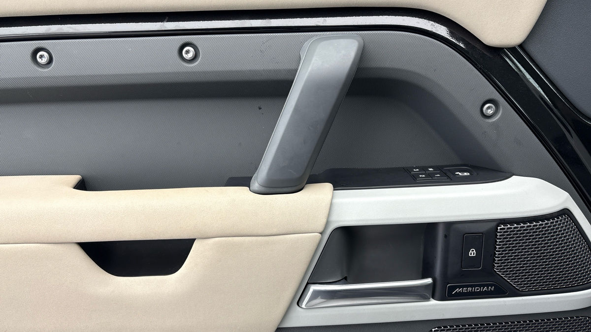 Land Rover Defender 110 Image 19