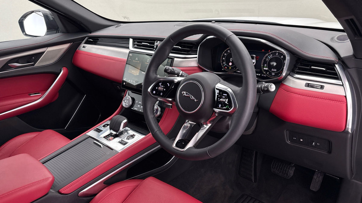 Jaguar F-PACE Image 5