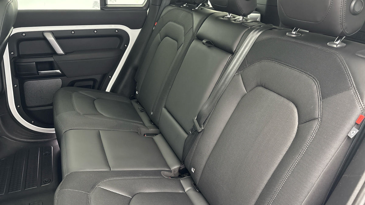 Land Rover Defender 110 Image 8