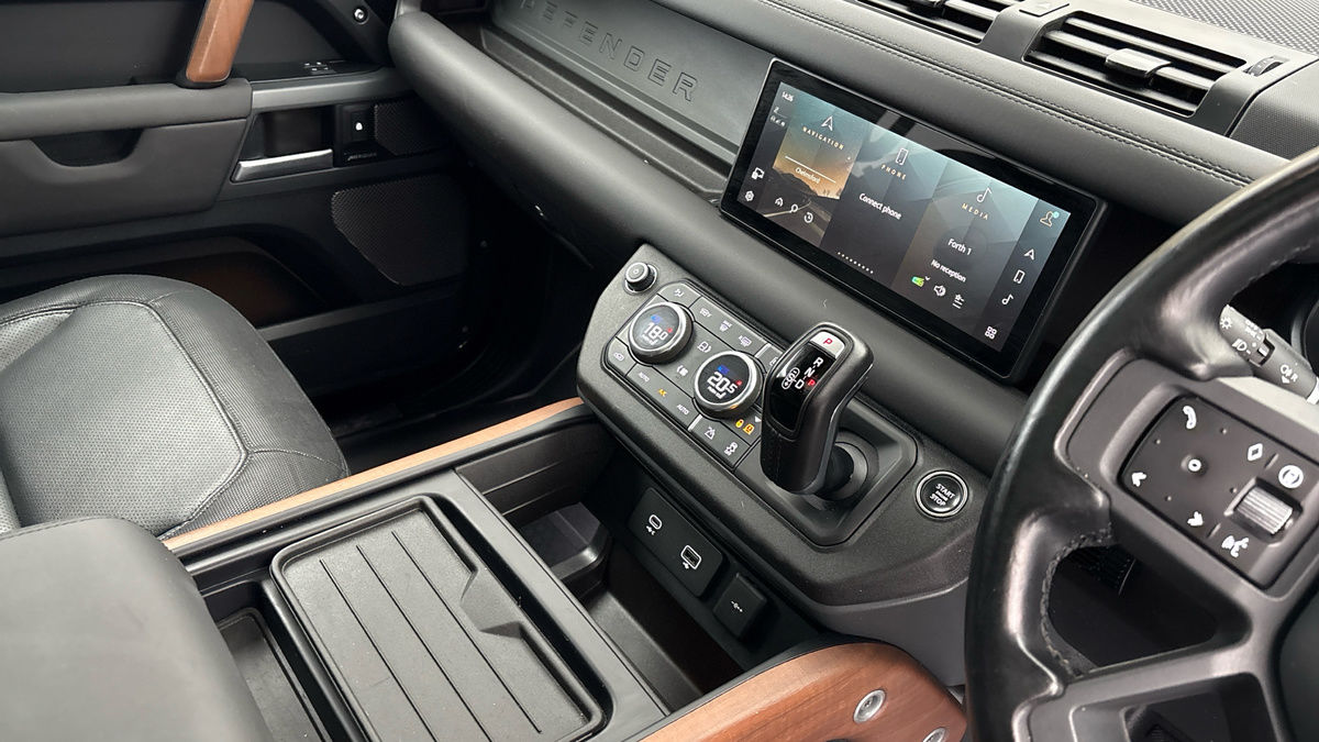 Land Rover Defender 110 Image 18
