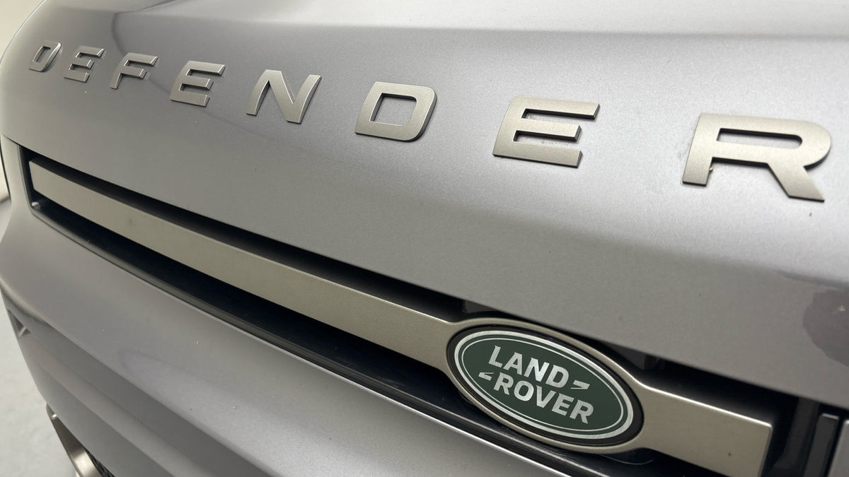 Land Rover Defender 110 Image 24