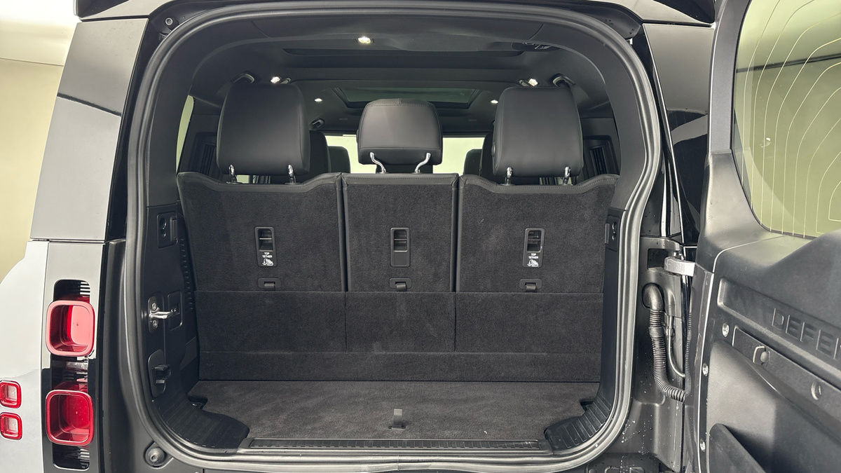 Land Rover Defender 130 Urban Image 11