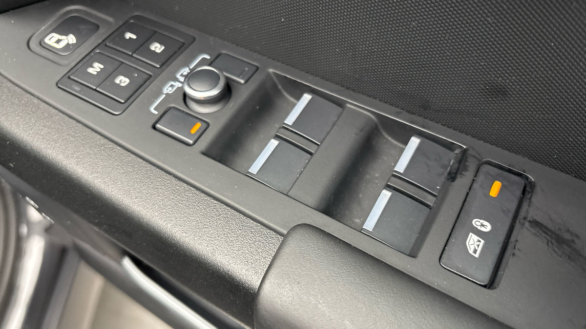 Land Rover Defender 110 Image 27
