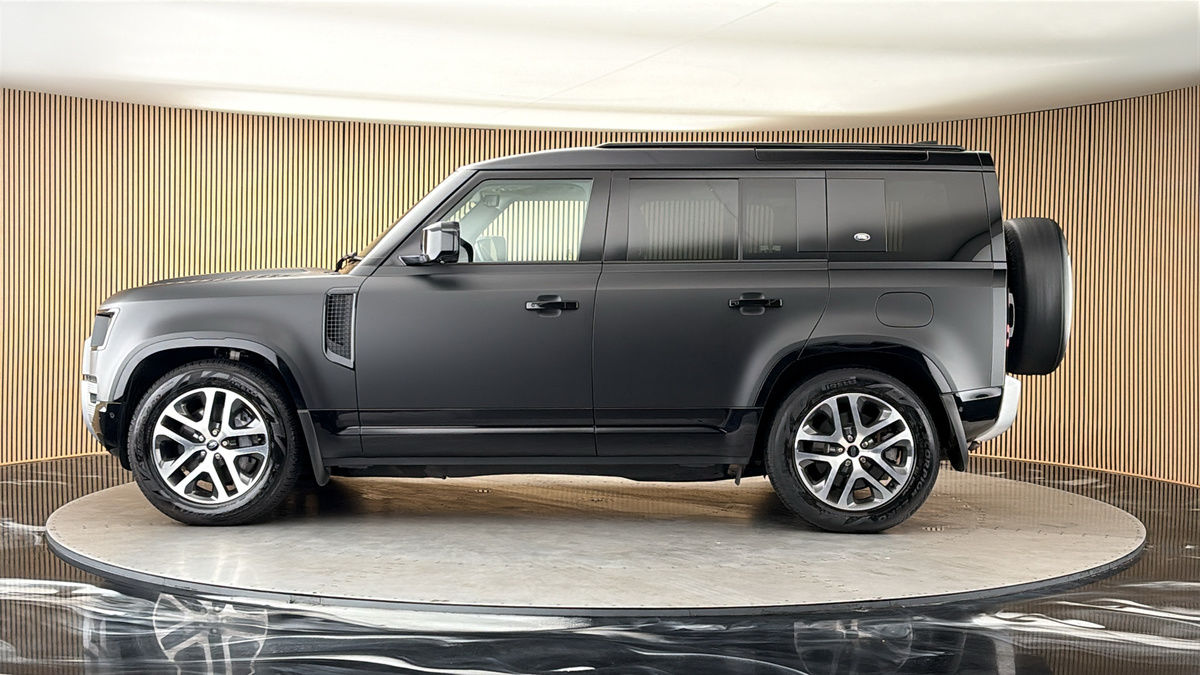 Land Rover Defender 110 Image 15