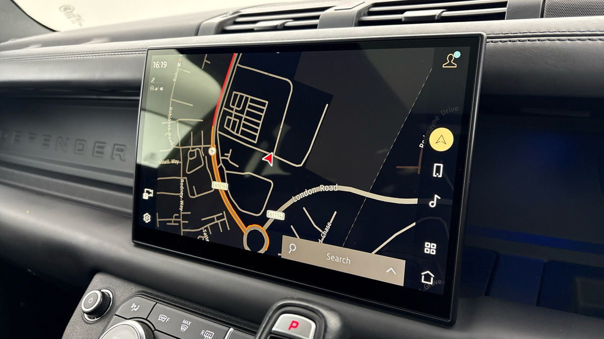 Land Rover Defender 110 Image 17