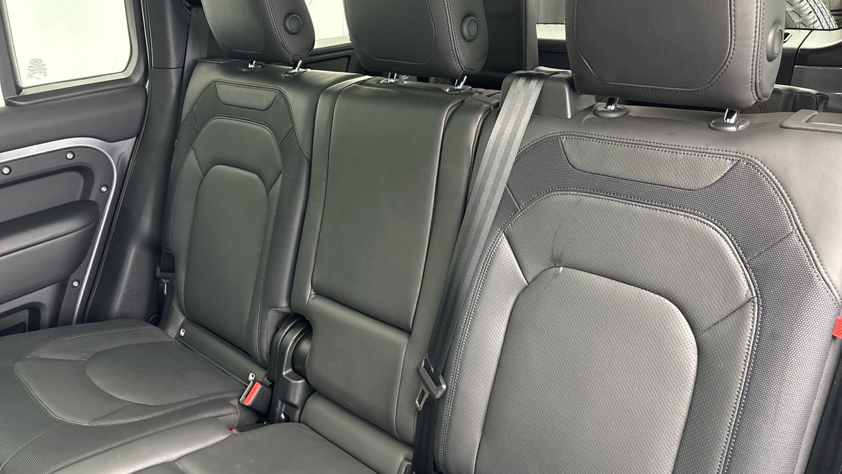 Land Rover Defender 110 Image 8