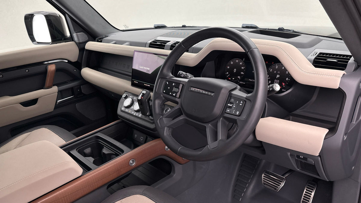 Land Rover Defender 130 Image 5
