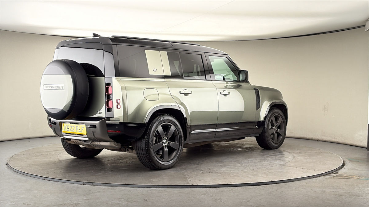 Land Rover Defender 110 Image 21