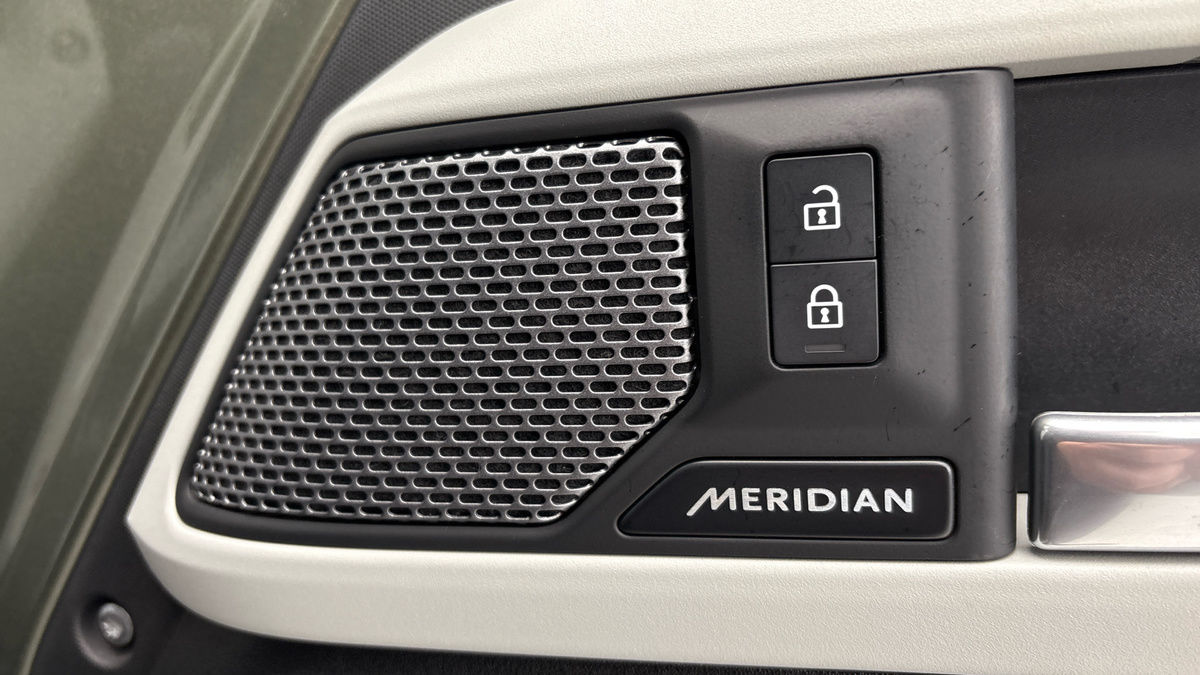 Land Rover Defender 110 Image 25