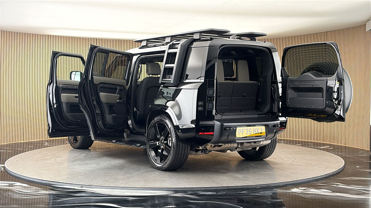 Land Rover Defender 110 Image 23
