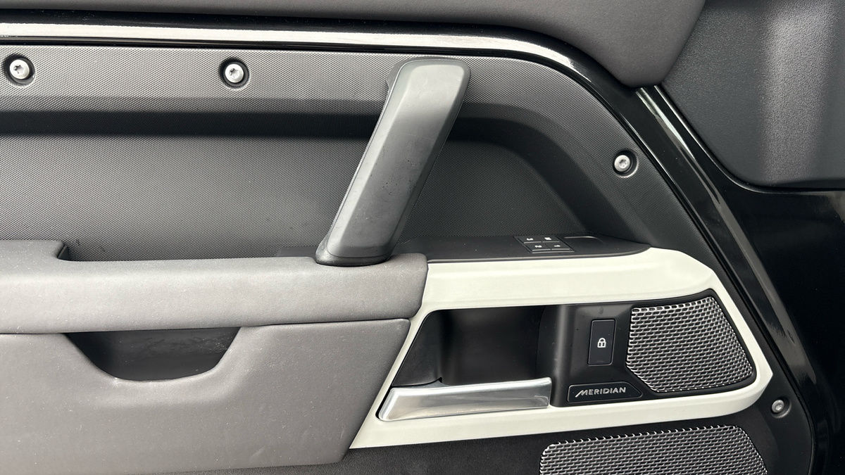 Land Rover Defender 110 Image 19