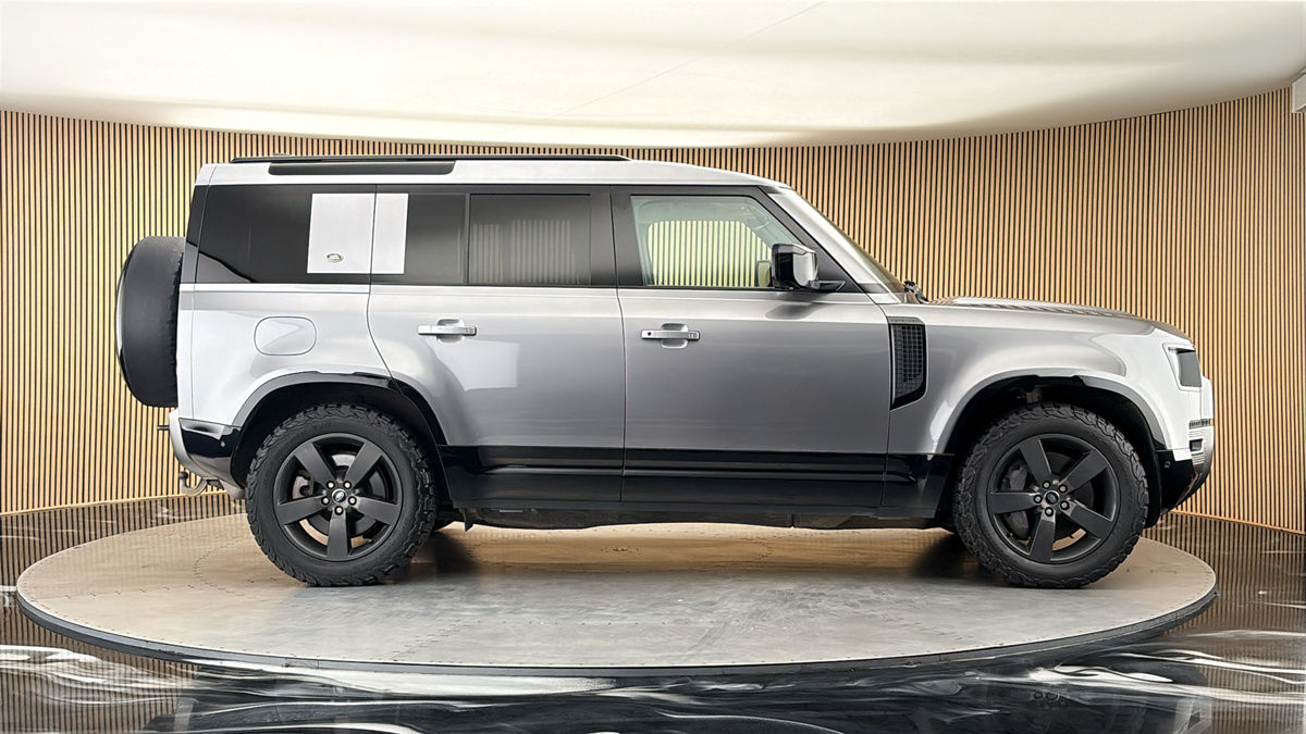 Land Rover Defender 110 Image 16