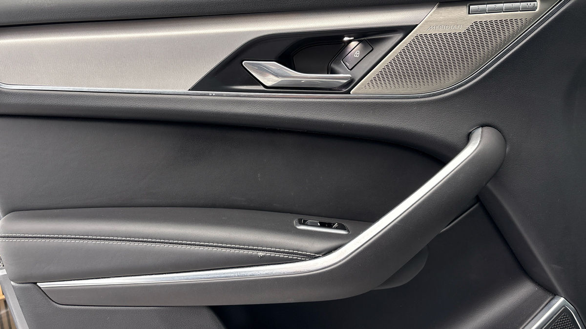 Jaguar F-PACE Image 19