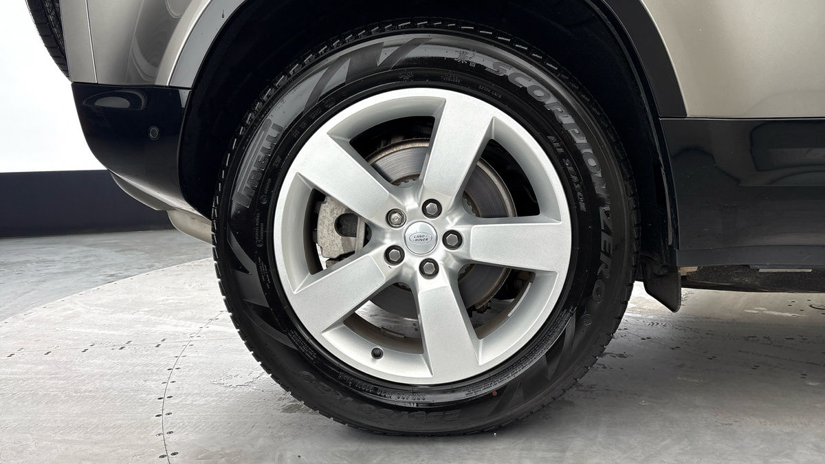 Land Rover Defender 110 Image 10