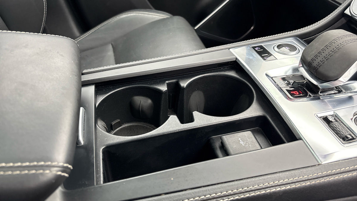 Jaguar F-PACE Image 33