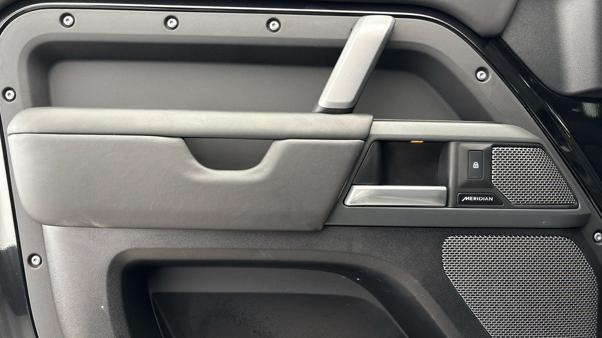 Land Rover Defender 110 Image 19