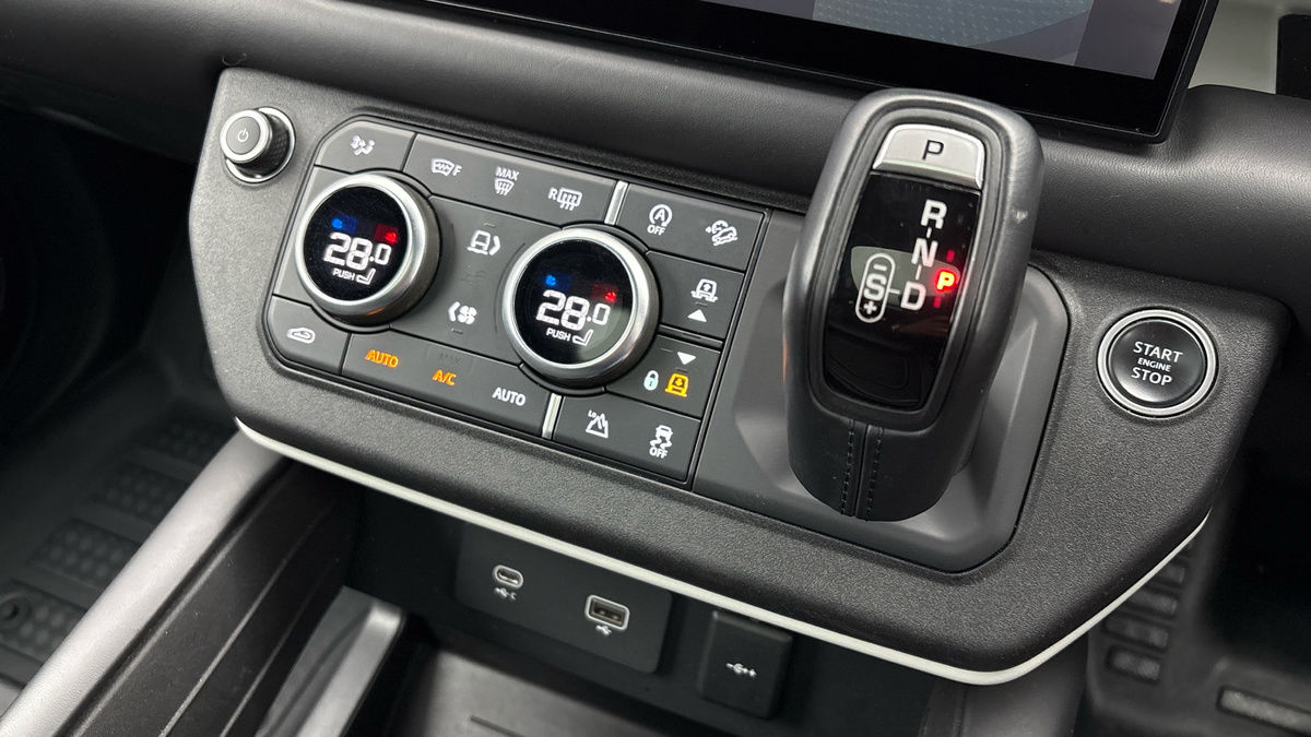 Land Rover Defender 110 Image 25