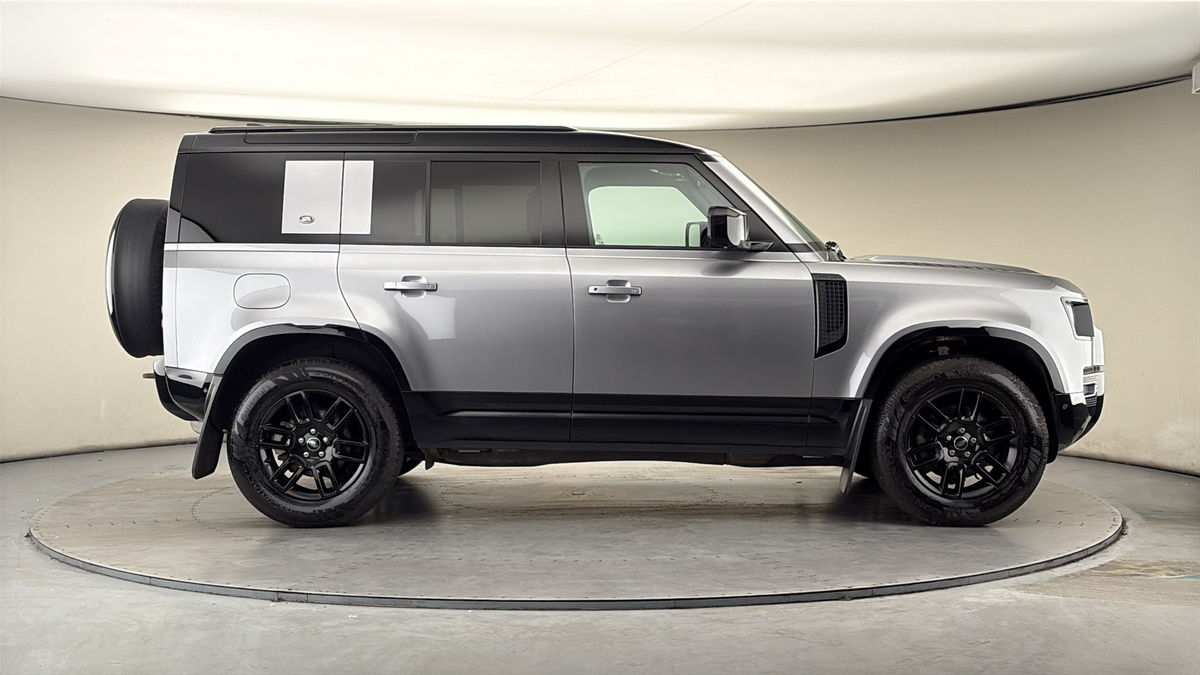 Land Rover Defender 110 Image 16