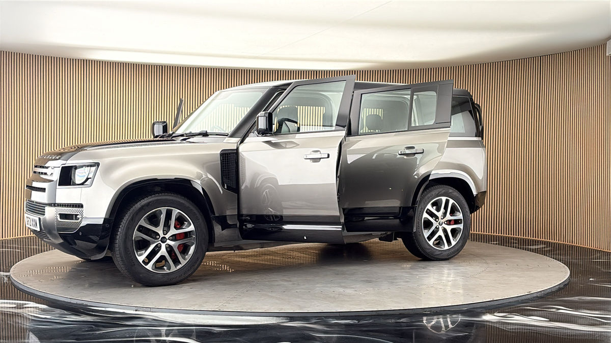 More views of Land Rover Defender 110